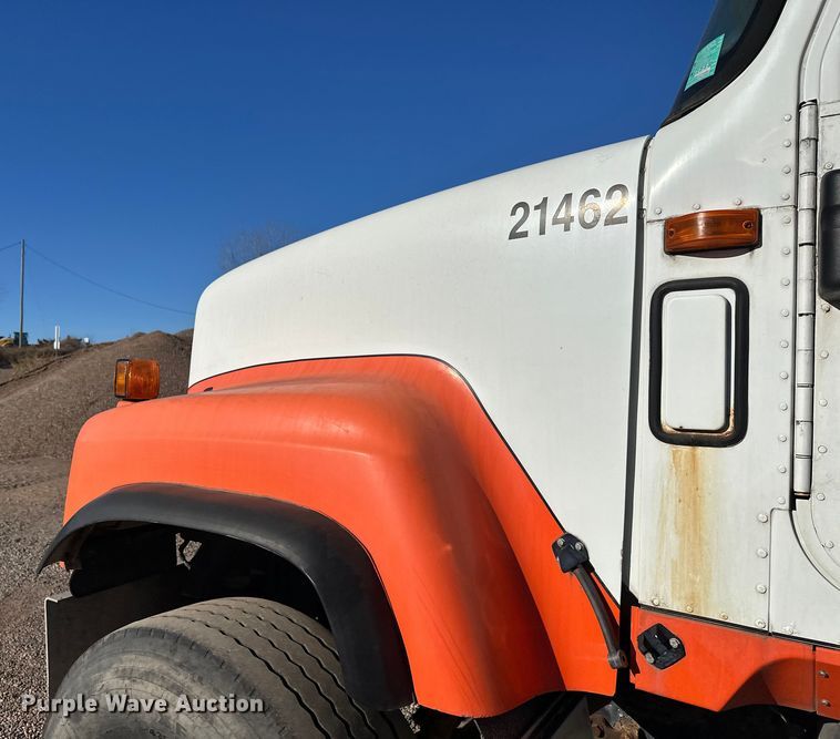 image for item DW4340 2002 International 5500i ready mix truck