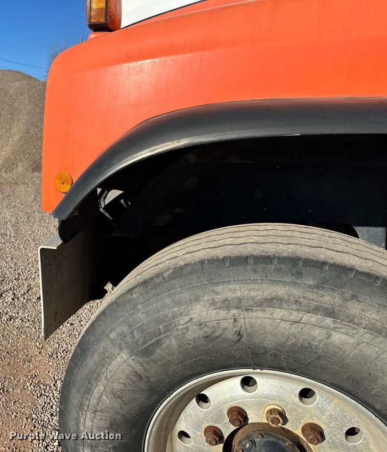 image for item DW4340 2002 International 5500i ready mix truck