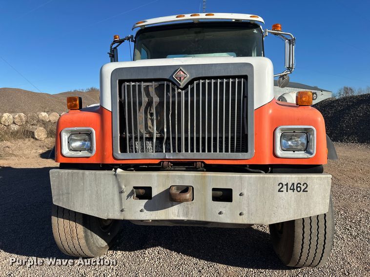 image for item DW4340 2002 International 5500i ready mix truck