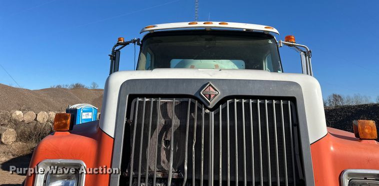 image for item DW4340 2002 International 5500i ready mix truck