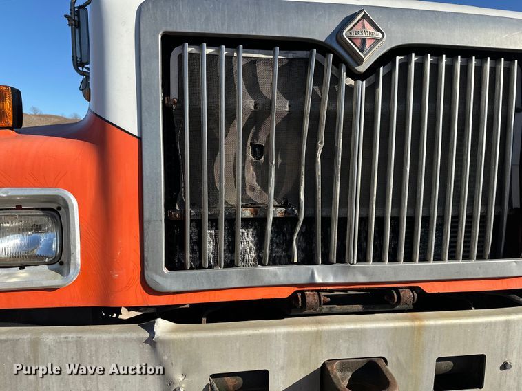 image for item DW4340 2002 International 5500i ready mix truck