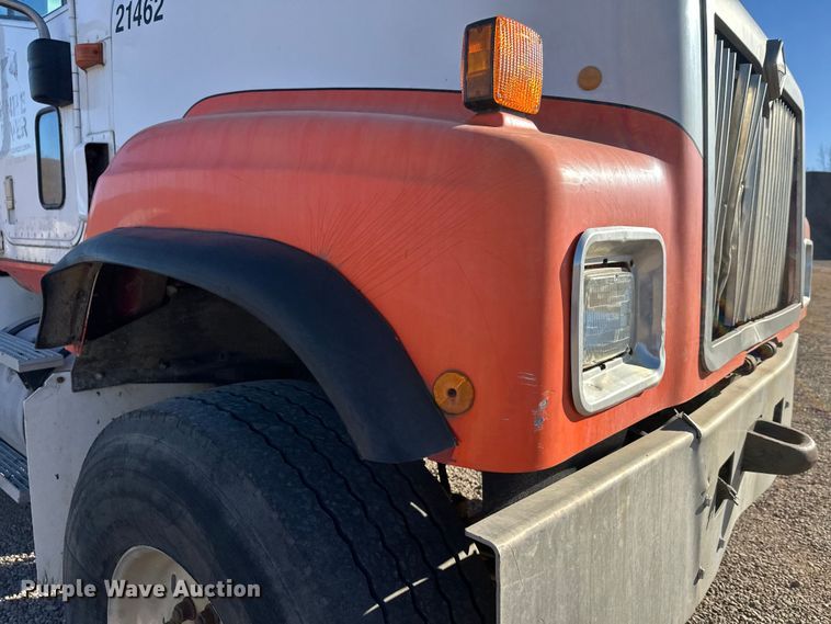 image for item DW4340 2002 International 5500i ready mix truck