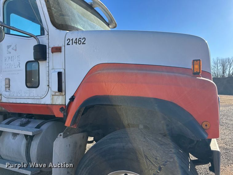 image for item DW4340 2002 International 5500i ready mix truck