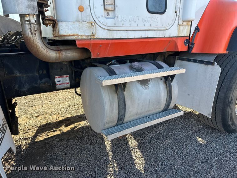 image for item DW4340 2002 International 5500i ready mix truck