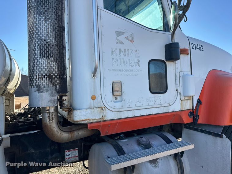 image for item DW4340 2002 International 5500i ready mix truck