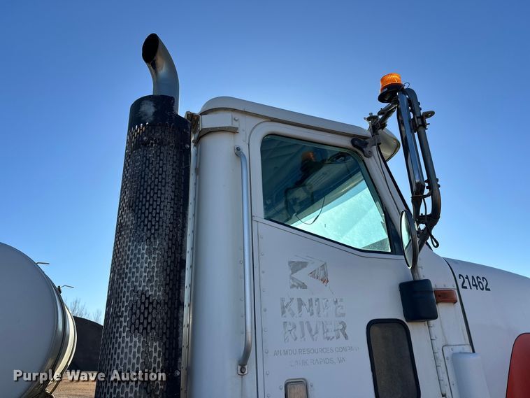 image for item DW4340 2002 International 5500i ready mix truck