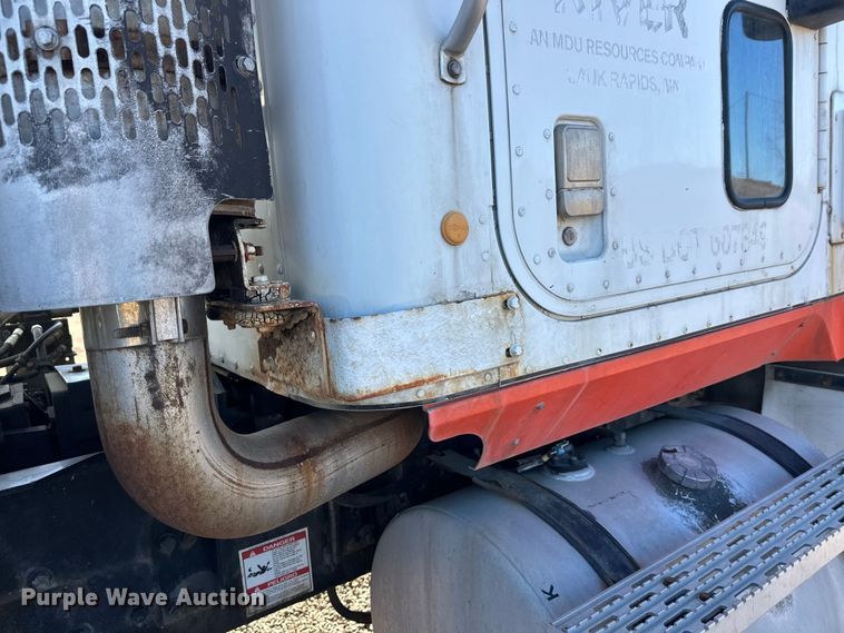 image for item DW4340 2002 International 5500i ready mix truck