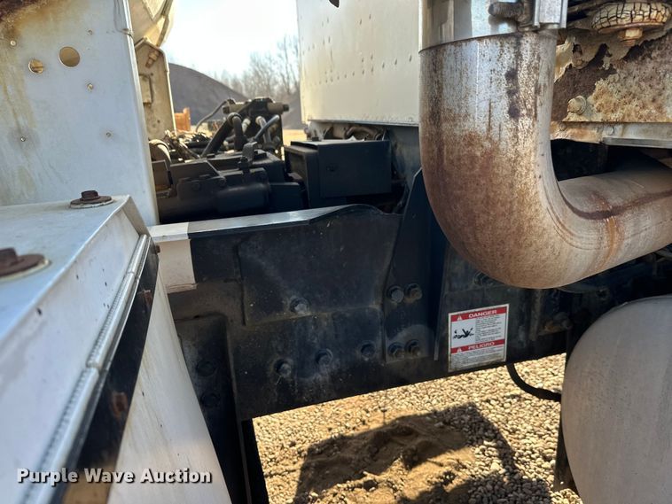 image for item DW4340 2002 International 5500i ready mix truck