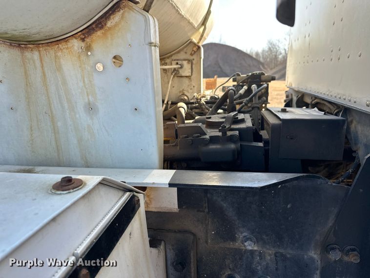 image for item DW4340 2002 International 5500i ready mix truck