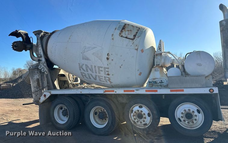 image for item DW4340 2002 International 5500i ready mix truck