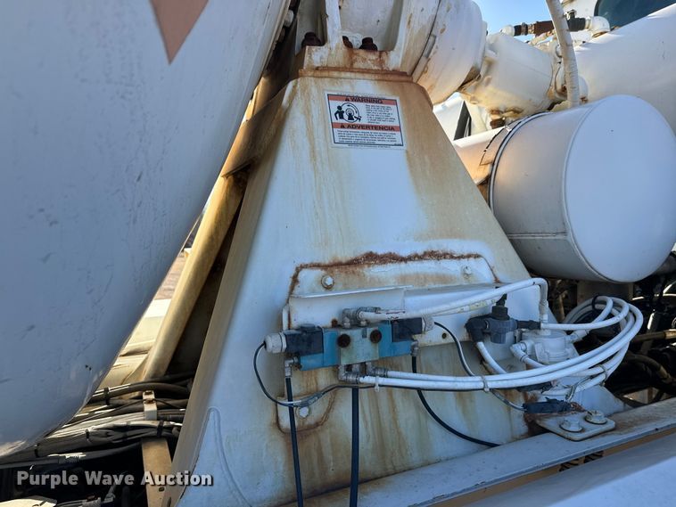 image for item DW4340 2002 International 5500i ready mix truck