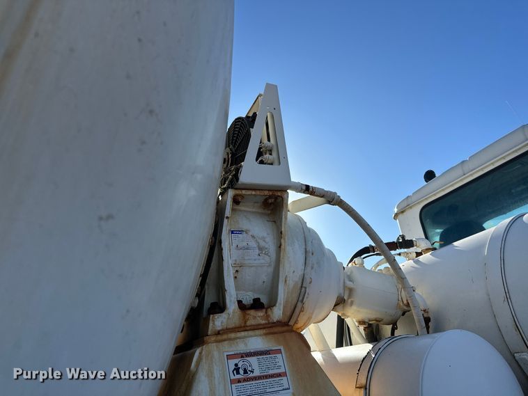 image for item DW4340 2002 International 5500i ready mix truck