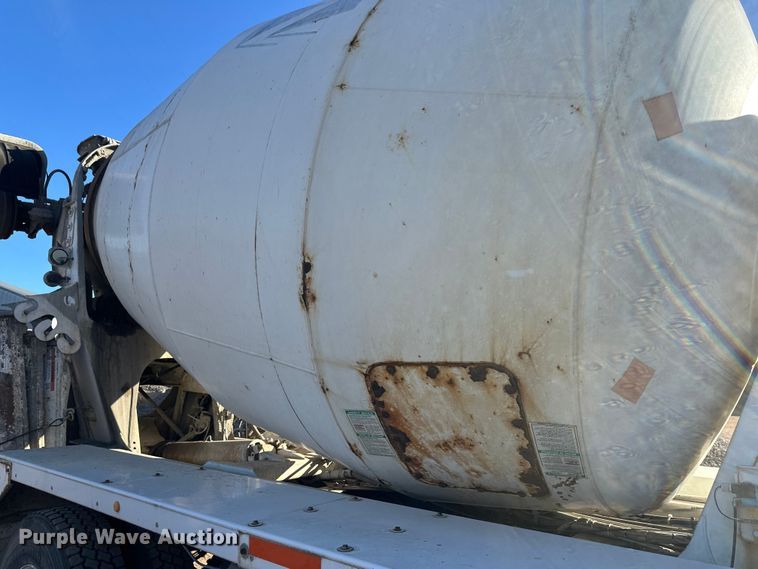 image for item DW4340 2002 International 5500i ready mix truck