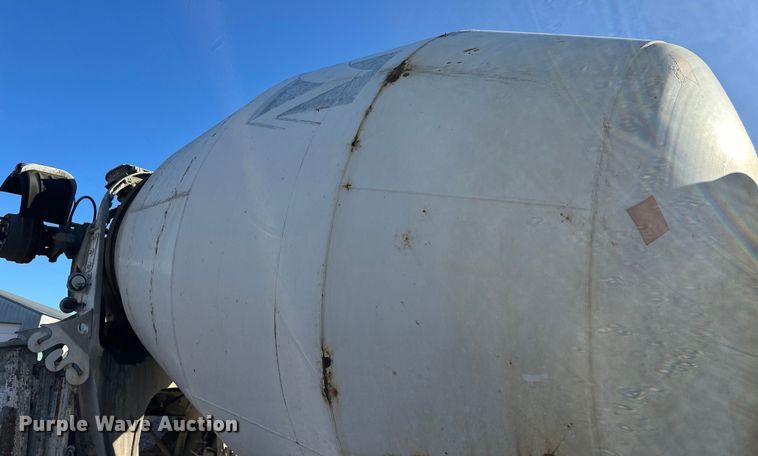 image for item DW4340 2002 International 5500i ready mix truck