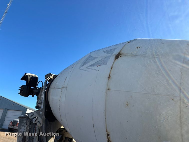 image for item DW4340 2002 International 5500i ready mix truck