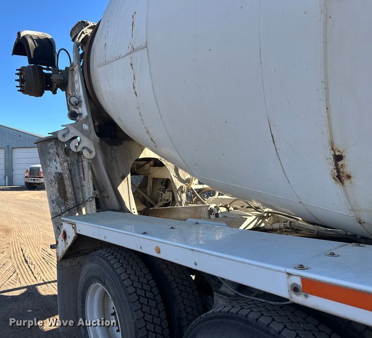 image for item DW4340 2002 International 5500i ready mix truck