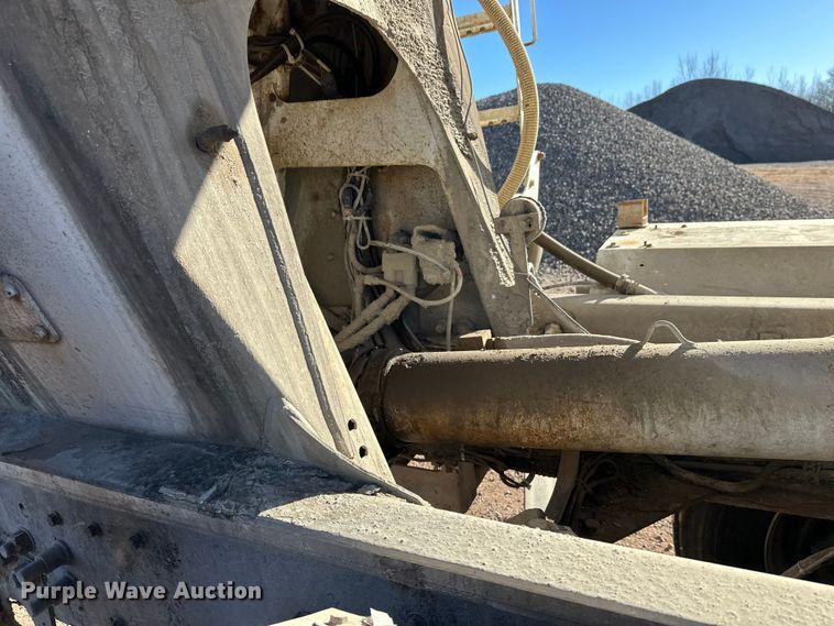 image for item DW4340 2002 International 5500i ready mix truck