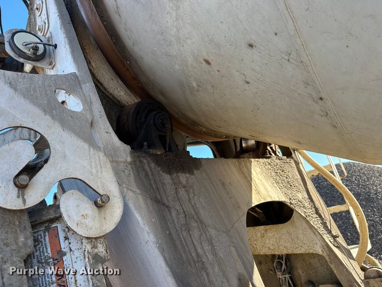 image for item DW4340 2002 International 5500i ready mix truck