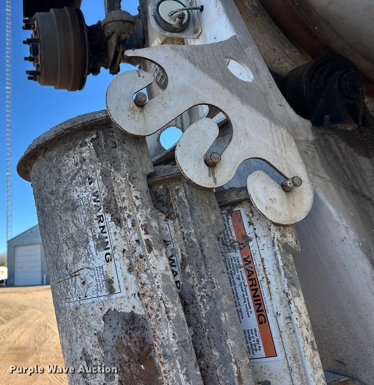 image for item DW4340 2002 International 5500i ready mix truck