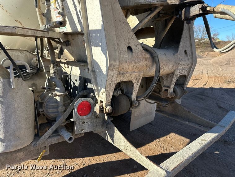 image for item DW4340 2002 International 5500i ready mix truck