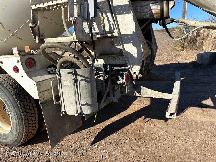 image for item DW4340 2002 International 5500i ready mix truck