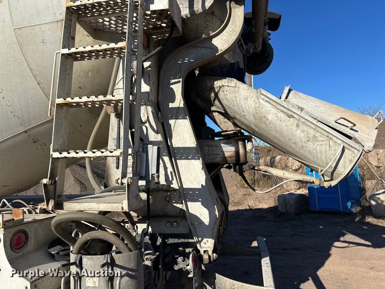 image for item DW4340 2002 International 5500i ready mix truck