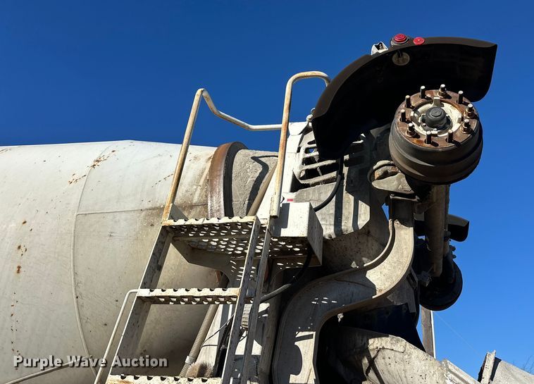 image for item DW4340 2002 International 5500i ready mix truck