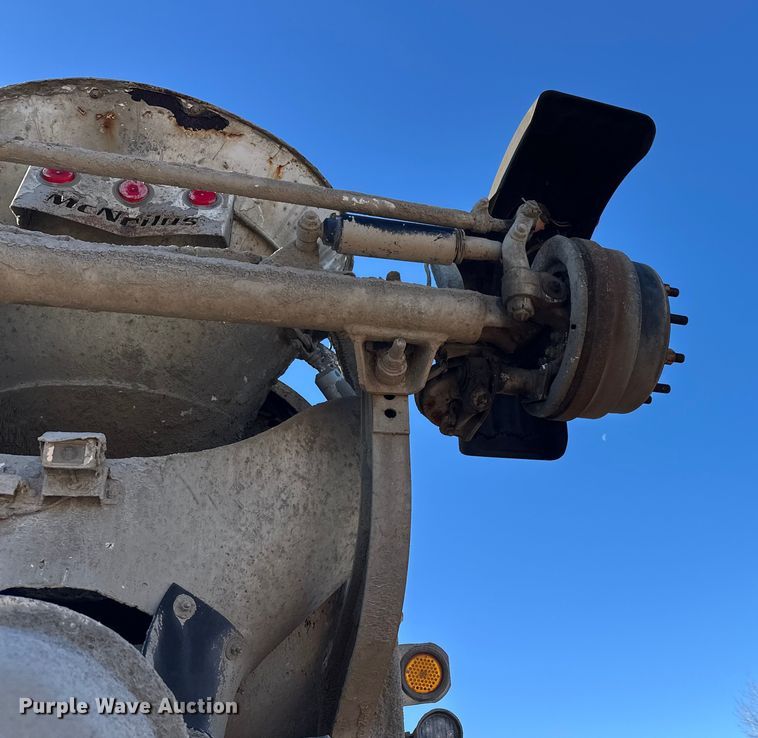 image for item DW4340 2002 International 5500i ready mix truck