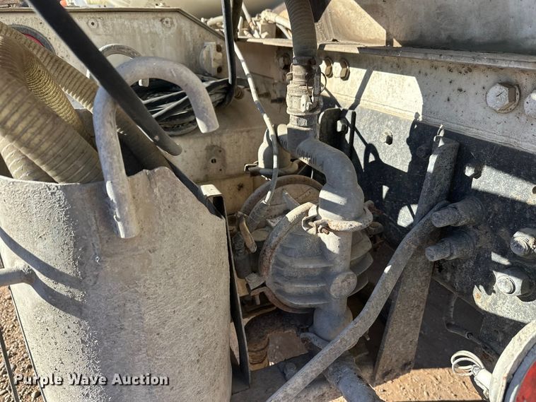 image for item DW4340 2002 International 5500i ready mix truck