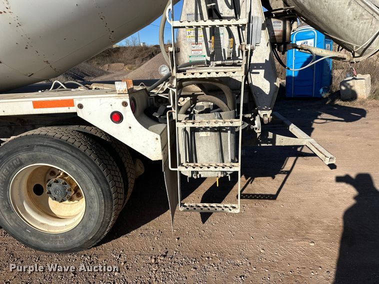 image for item DW4340 2002 International 5500i ready mix truck