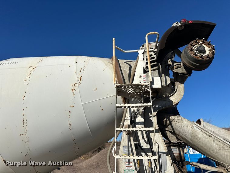 image for item DW4340 2002 International 5500i ready mix truck