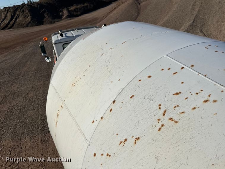 image for item DW4340 2002 International 5500i ready mix truck