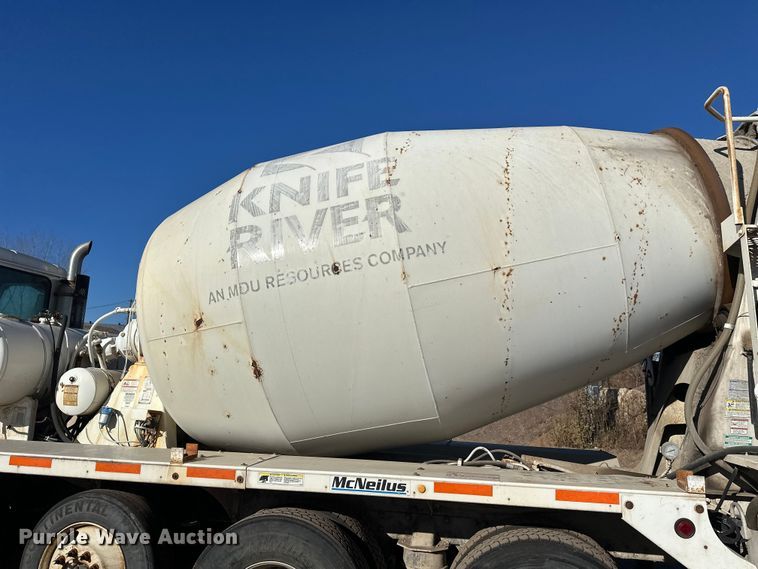 image for item DW4340 2002 International 5500i ready mix truck