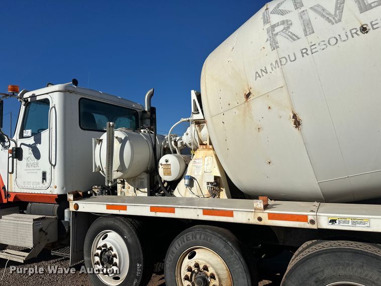image for item DW4340 2002 International 5500i ready mix truck