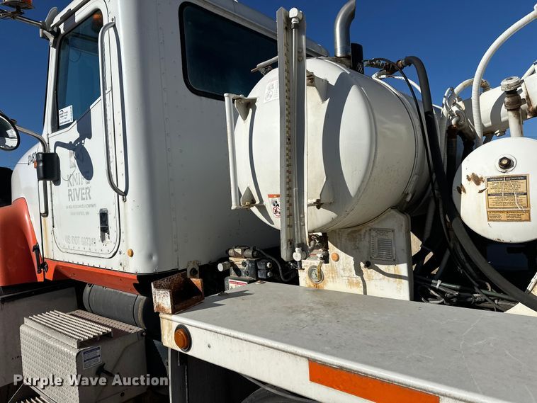 image for item DW4340 2002 International 5500i ready mix truck