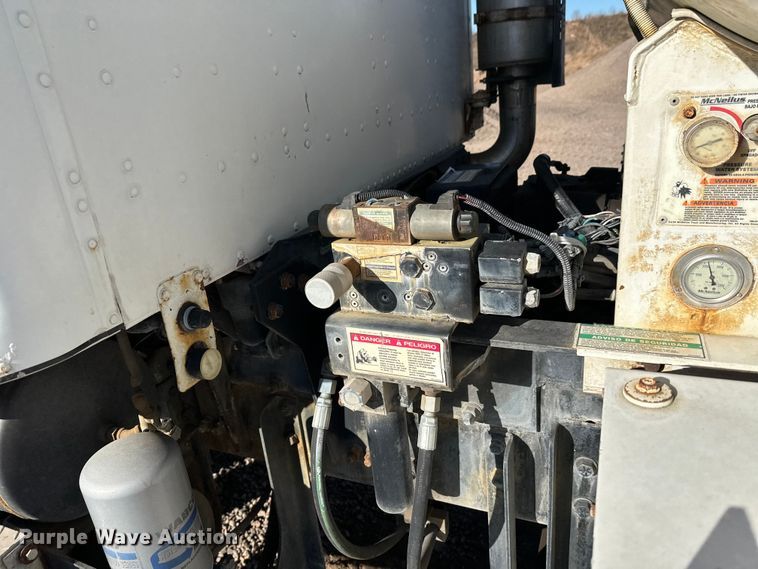 image for item DW4340 2002 International 5500i ready mix truck