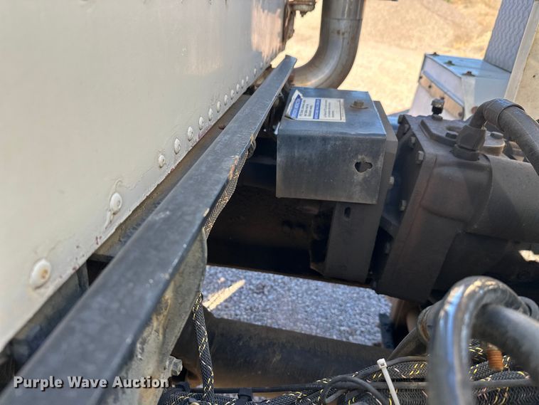 image for item DW4340 2002 International 5500i ready mix truck