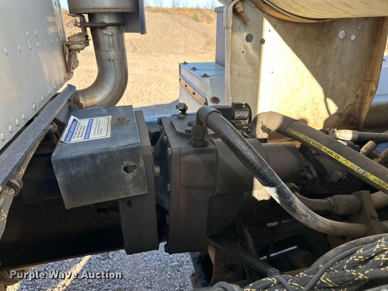 image for item DW4340 2002 International 5500i ready mix truck