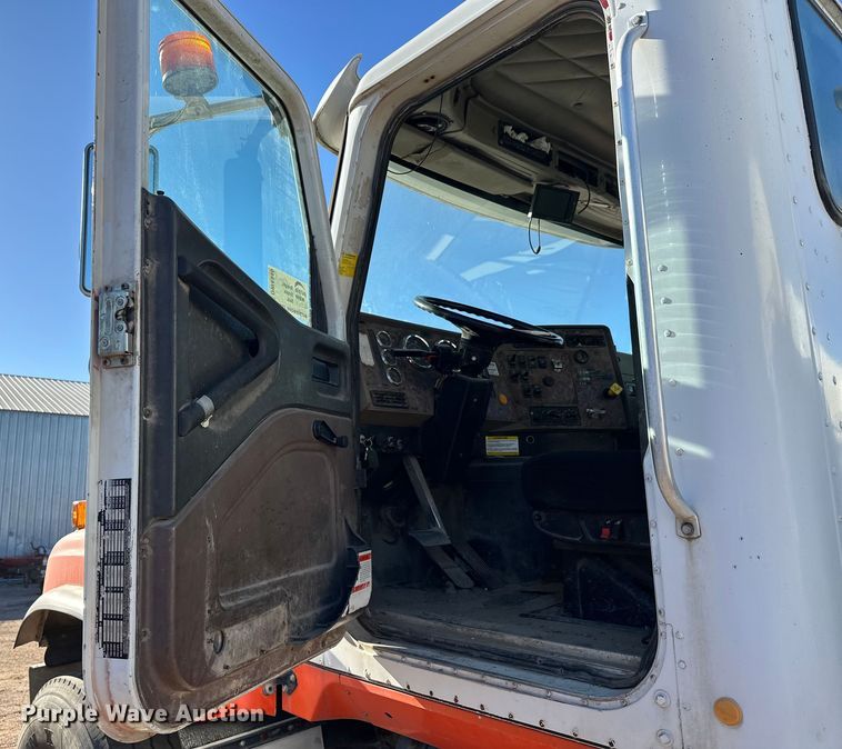 image for item DW4340 2002 International 5500i ready mix truck