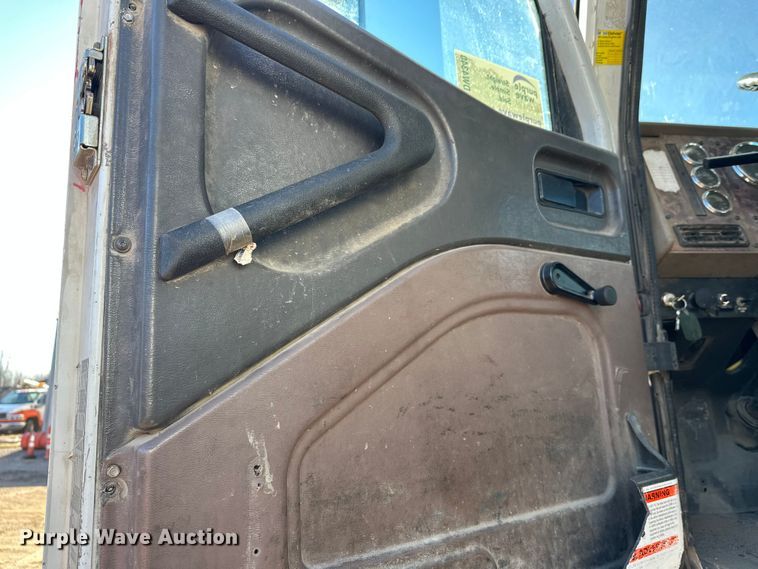 image for item DW4340 2002 International 5500i ready mix truck