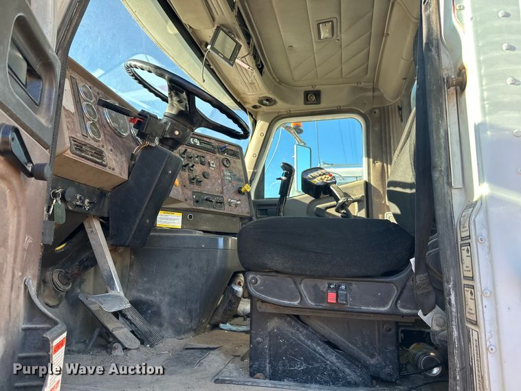 image for item DW4340 2002 International 5500i ready mix truck