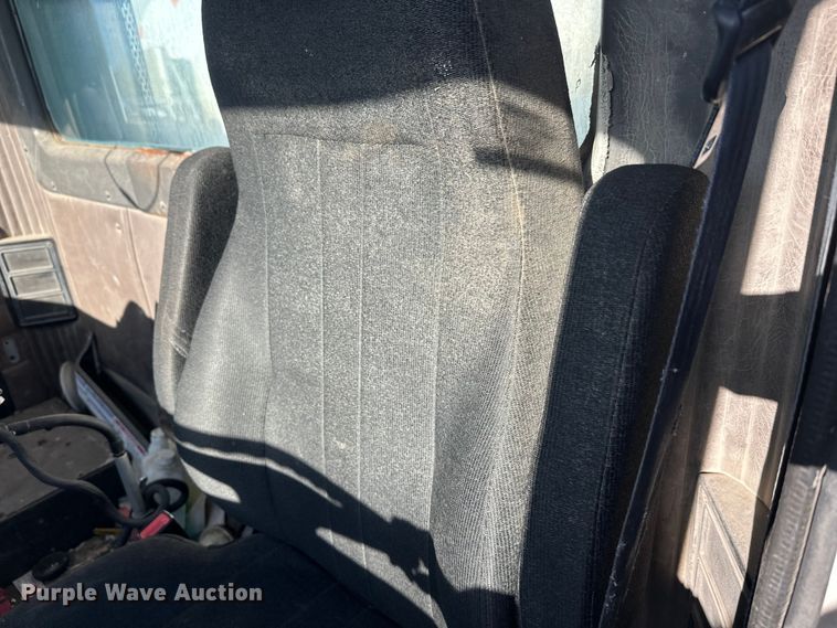 image for item DW4340 2002 International 5500i ready mix truck