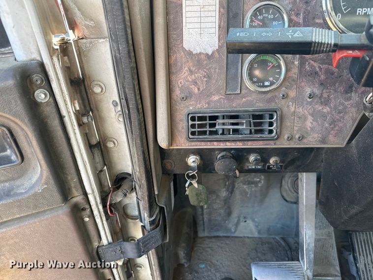 image for item DW4340 2002 International 5500i ready mix truck