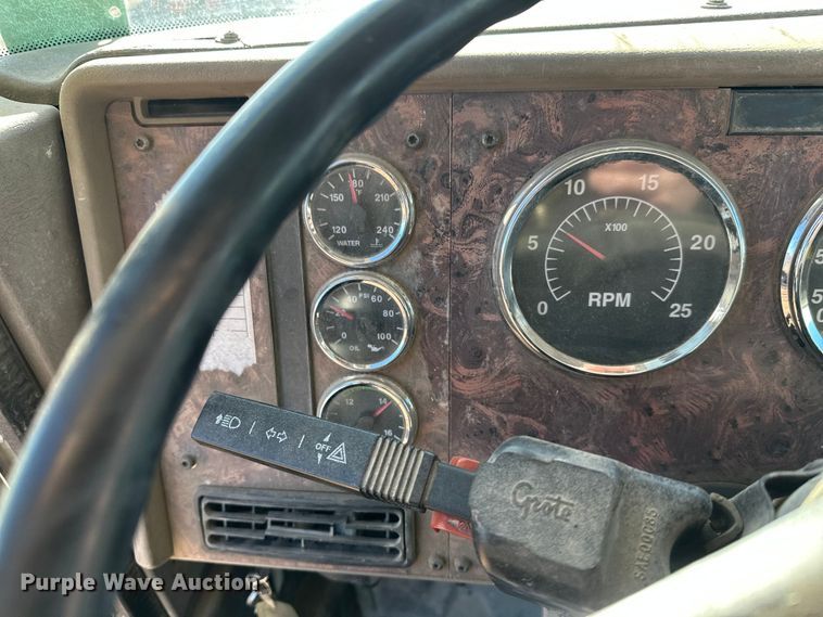 image for item DW4340 2002 International 5500i ready mix truck