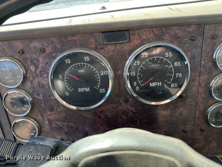 image for item DW4340 2002 International 5500i ready mix truck