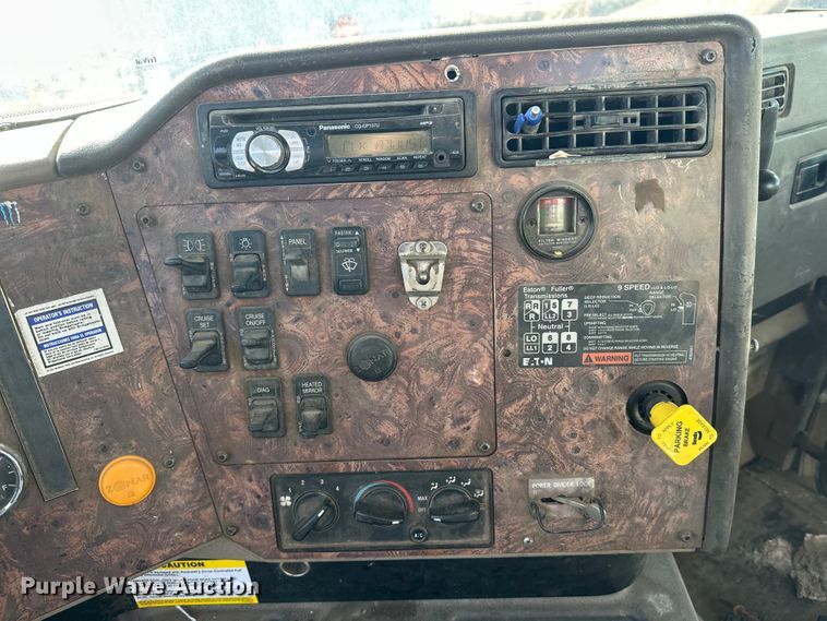 image for item DW4340 2002 International 5500i ready mix truck