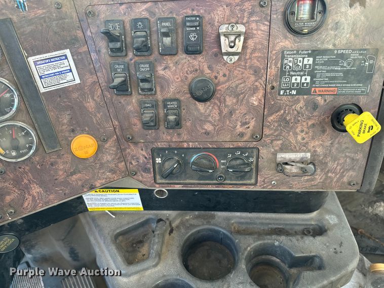 image for item DW4340 2002 International 5500i ready mix truck