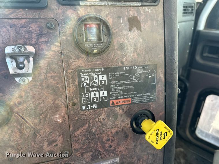 image for item DW4340 2002 International 5500i ready mix truck