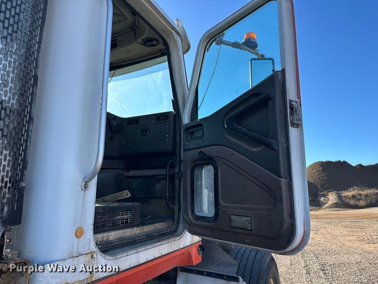 image for item DW4340 2002 International 5500i ready mix truck