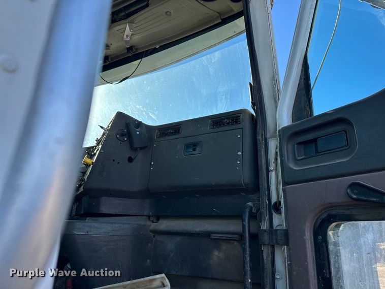 image for item DW4340 2002 International 5500i ready mix truck